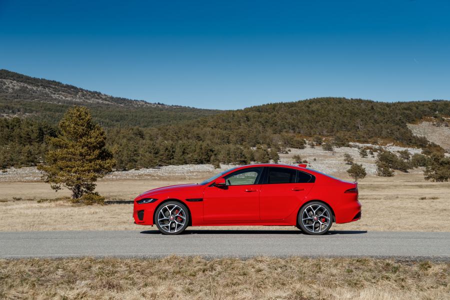  Jaguar XE P300 R-Dynamic 2019 года  (WW) (фото 31 из 51)